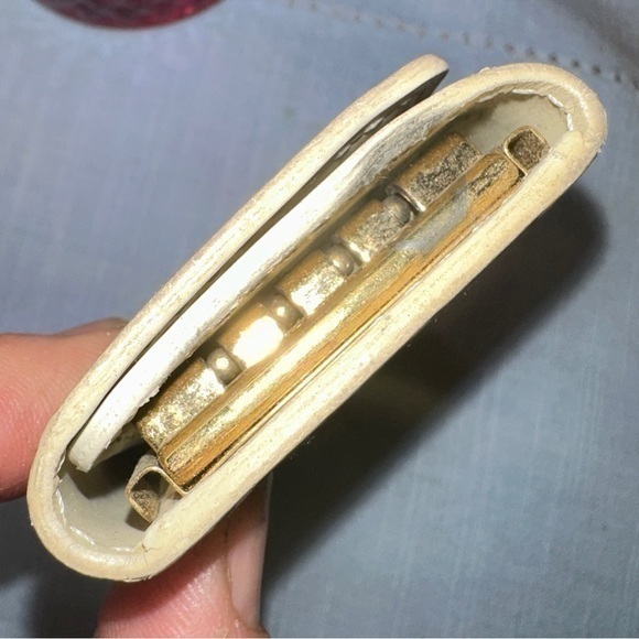 AUTHENTIC Louis Vuitton yellow Vernis keycase. Vintage fair condition. - Picture 4 of 9